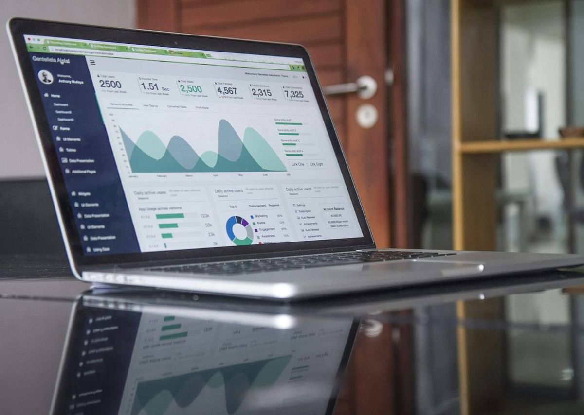 Un portátil que muestra un informe de analítica web